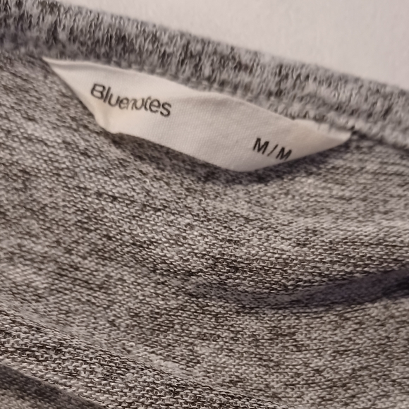 4/$40 Soft Gray Long Sleeve Tee - Size Medium - Picture 8 of 9